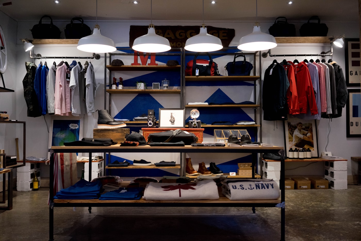 Intérieur de boutique, rideau, métier du commerce.