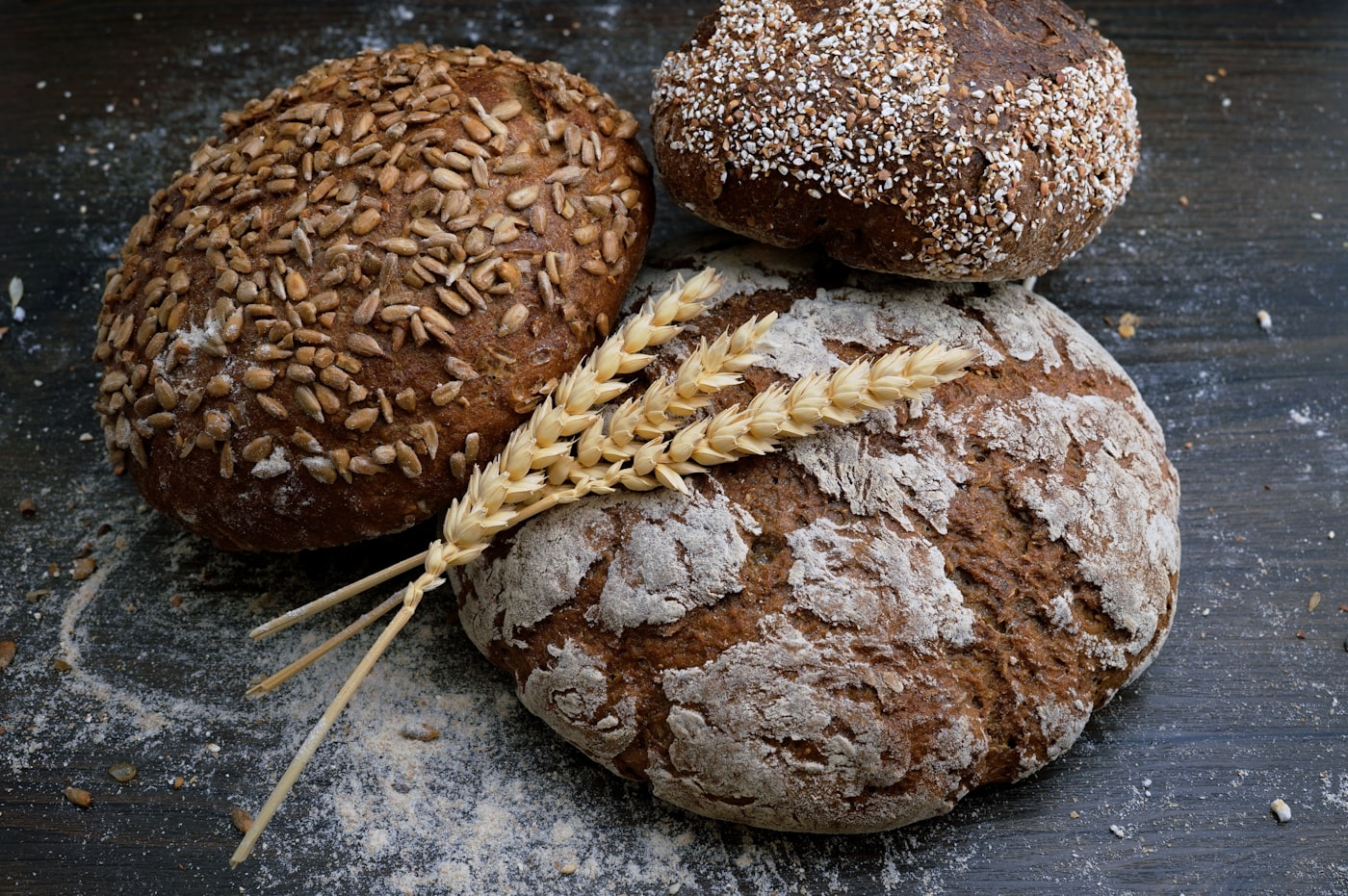Pains au four, farine, travail de boulanger.